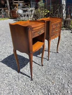 Paire de tables de chevet style Louis XV en merisier
