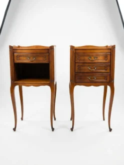 Paire de tables de chevet style Louis XV en merisier
