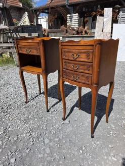 Paire de tables de chevet style Louis XV en merisier