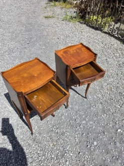 Paire de tables de chevet style Louis XV en merisier