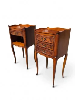 Paire de tables de chevet style Louis XV en merisier