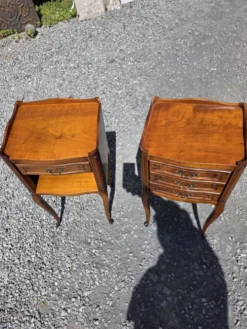 Paire de tables de chevet style Louis XV en merisier