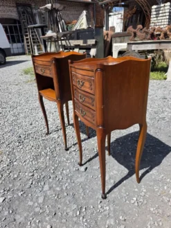 Paire de tables de chevet style Louis XV en merisier