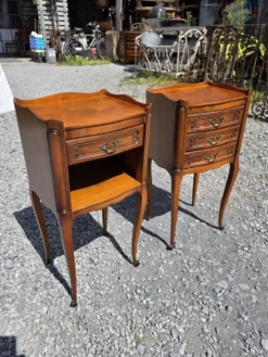 Paire de tables de chevet style Louis XV en merisier