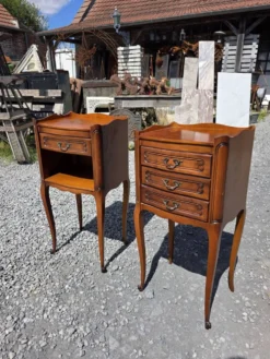Paire de tables de chevet style Louis XV en merisier