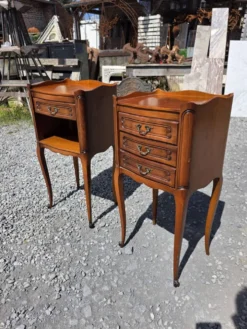 Paire de tables de chevet style Louis XV en merisier
