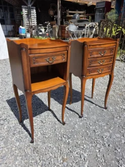 Paire de tables de chevet style Louis XV en merisier