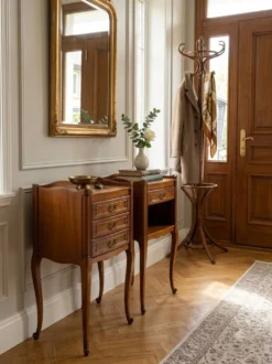 Paire de tables de chevet style Louis XV en merisier