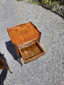 Paire de tables de chevet style Louis XV en merisier