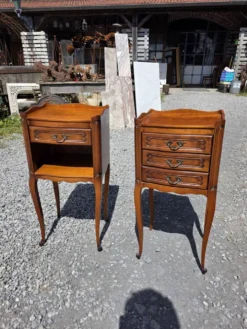 Paire de tables de chevet style Louis XV en merisier