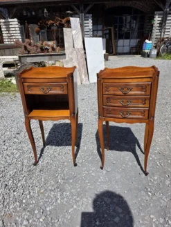 Paire de tables de chevet style Louis XV en merisier