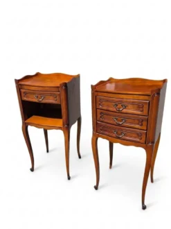 Paire de tables de chevet style Louis XV en merisier