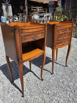 Paire de tables de chevet style Louis XV en merisier