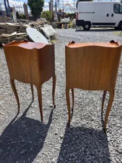 Paire de tables de chevet style Louis XV en merisier