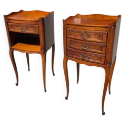 Paire de tables de chevet style Louis XV en merisier