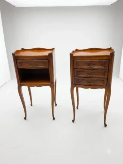Paire de tables de chevet style Louis XV en merisier