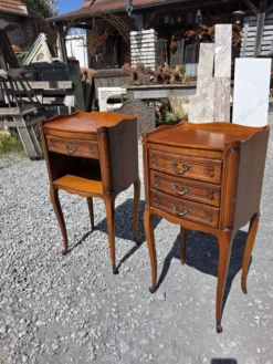 Paire de tables de chevet style Louis XV en merisier