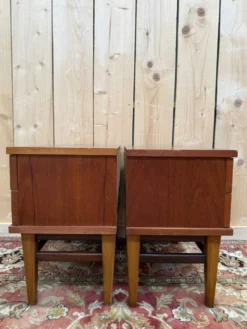 Paire de tables de chevet – Style scandinave – Teck massif – Années 1960