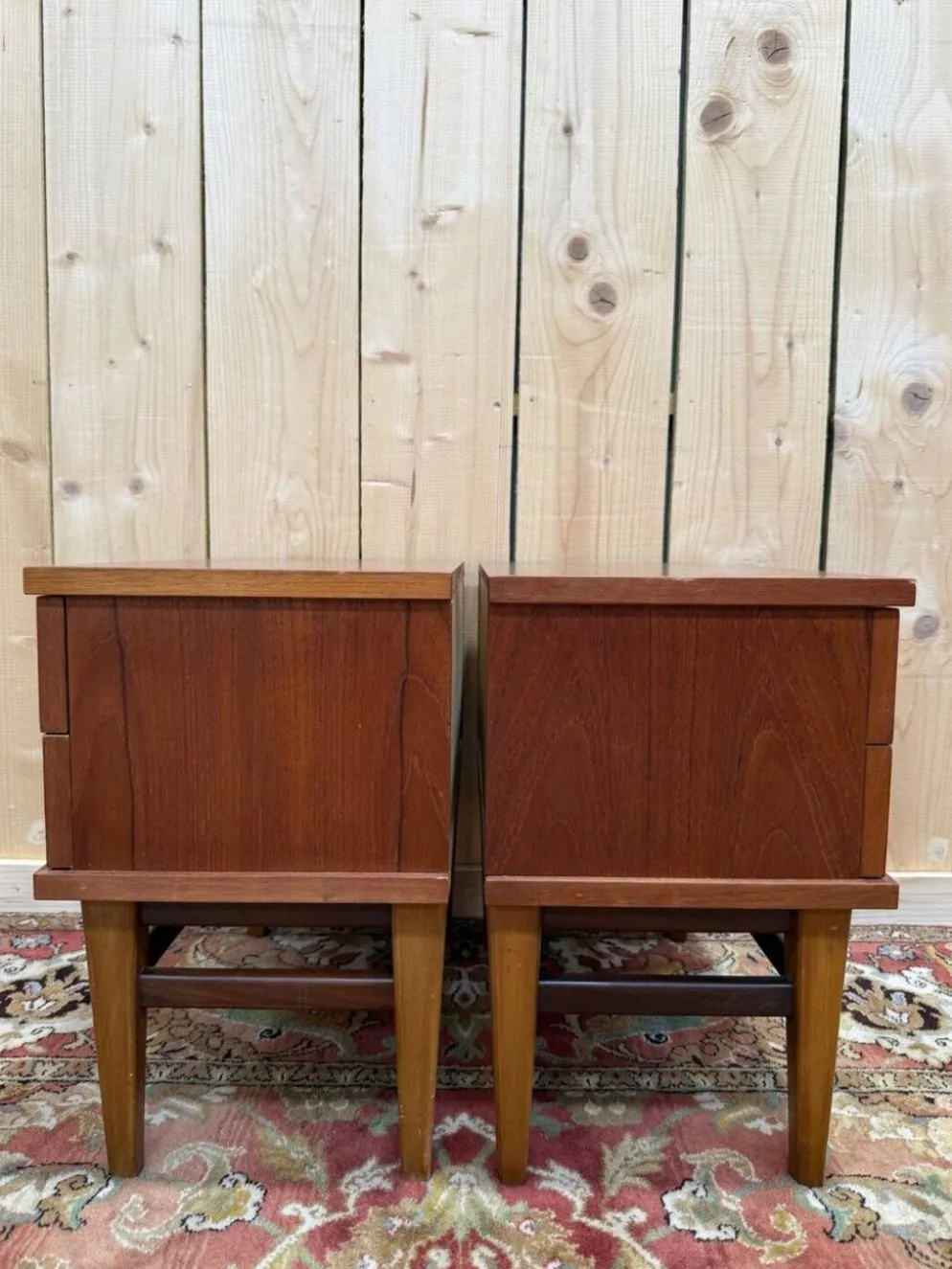 Paire de tables de chevet – Style scandinave – Teck massif – Années 1960