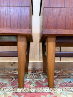 Paire de tables de chevet – Style scandinave – Teck massif – Années 1960