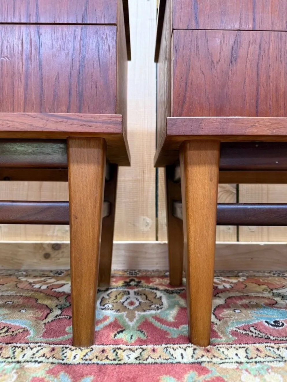 Paire de tables de chevet – Style scandinave – Teck massif – Années 1960
