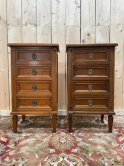 Paire de tables de chevet – Style Louis XVI – Bois teinté et laiton – Année