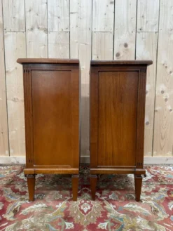 Paire de tables de chevet – Style Louis XVI – Bois teinté et laiton – Année