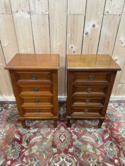Paire de tables de chevet – Style Louis XVI – Bois teinté et laiton – Année