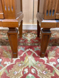 Paire de tables de chevet – Style Louis XVI – Bois teinté et laiton – Année