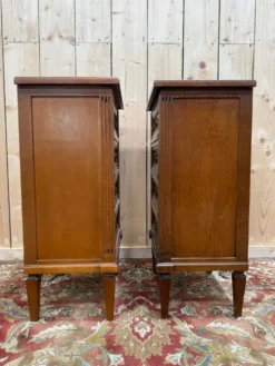 Paire de tables de chevet – Style Louis XVI – Bois teinté et laiton – Année