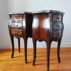 Paire de tables de chevet style Louis marbre noir