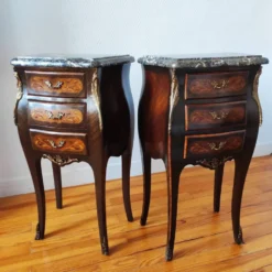 Paire de tables de chevet style Louis marbre noir