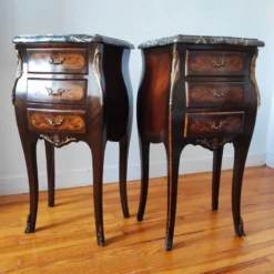 Paire de tables de chevet style Louis marbre noir