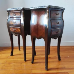 Paire de tables de chevet style Louis marbre noir