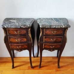 Paire de tables de chevet style Louis marbre noir