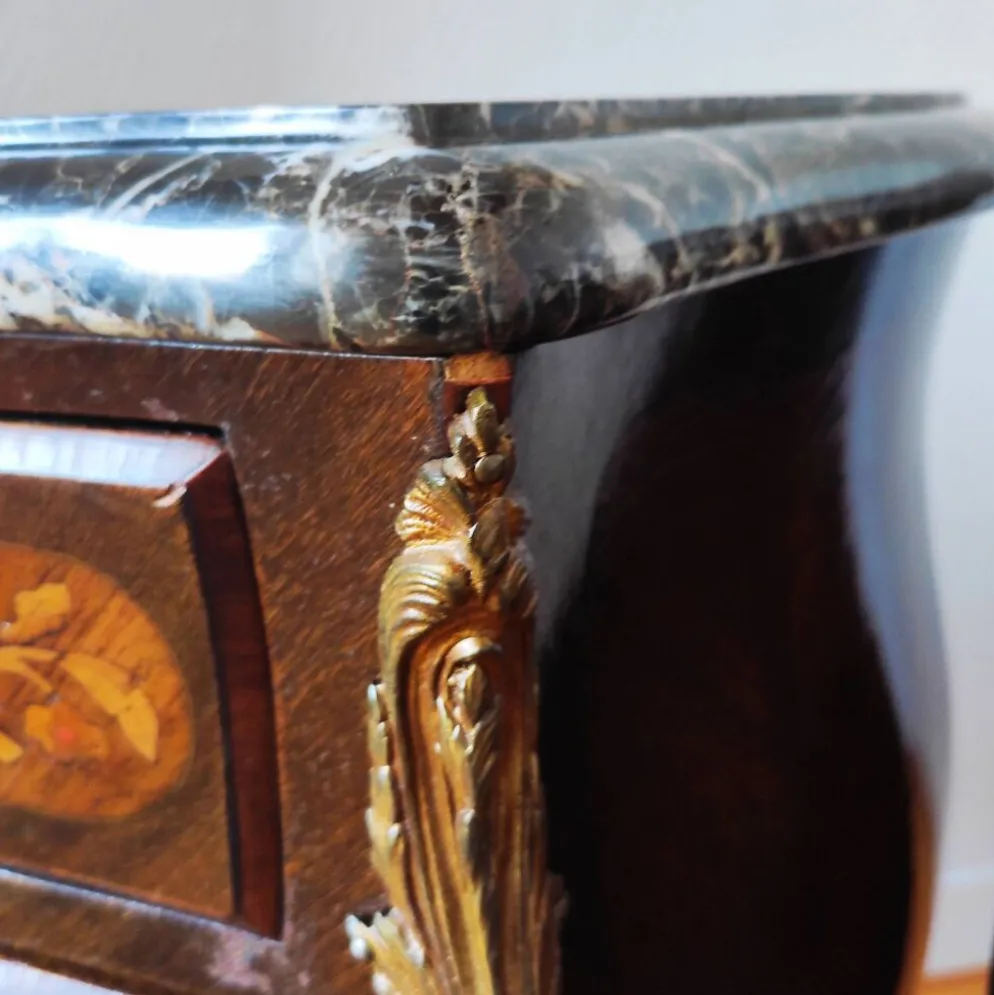Paire de tables de chevet style Louis marbre noir