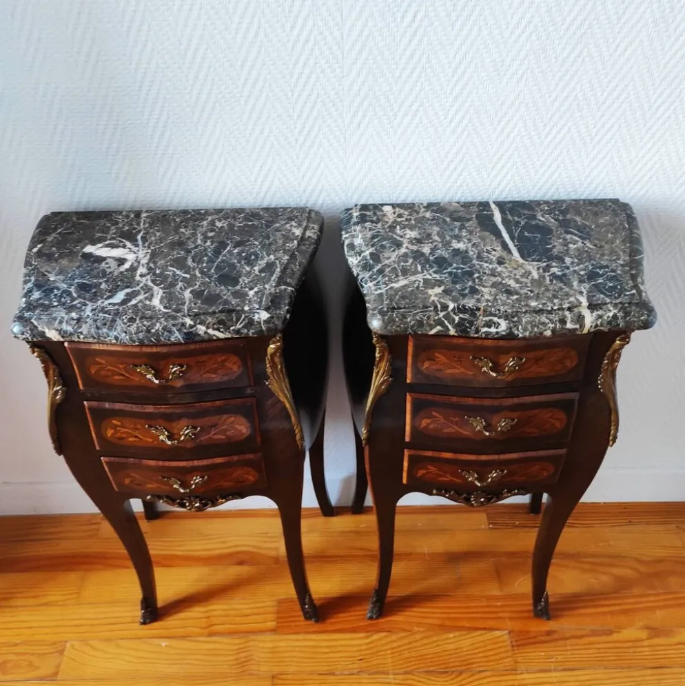 Paire de tables de chevet style Louis marbre noir