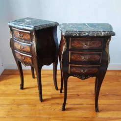 Paire de tables de chevet style Louis marbre noir