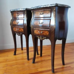 Paire de tables de chevet style Louis marbre noir