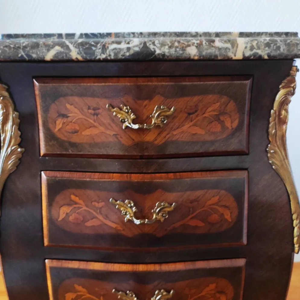 Paire de tables de chevet style Louis marbre noir