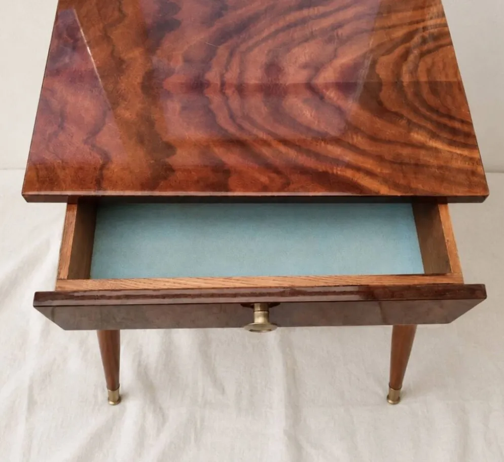 Paire de tables de chevets vintage en bois plaqué à finition brillante