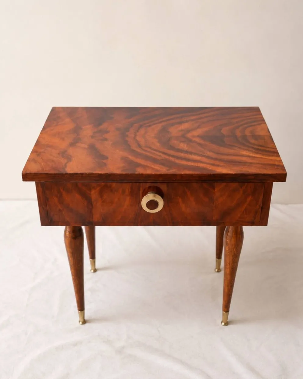Paire de tables de chevets vintage en bois plaqué à finition brillante