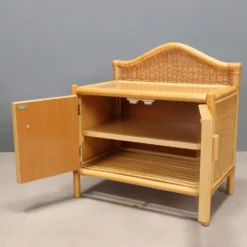 Paire de tables de chevet vintage en osier tressé et hêtre, design italien des années 1980.