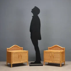 Paire de tables de chevet vintage en osier tressé et hêtre, design italien des années 1980.