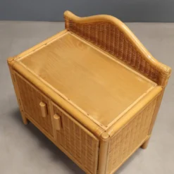 Paire de tables de chevet vintage en osier tressé et hêtre, design italien des années 1980.