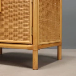 Paire de tables de chevet vintage en osier tressé et hêtre, design italien des années 1980.