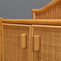 Paire de tables de chevet vintage en osier tressé et hêtre, design italien des années 1980.