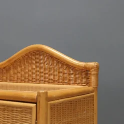 Paire de tables de chevet vintage en osier tressé et hêtre, design italien des années 1980.