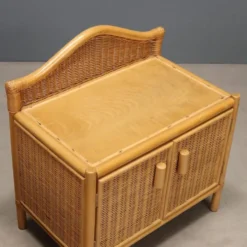 Paire de tables de chevet vintage en osier tressé et hêtre, design italien des années 1980.