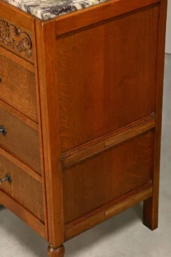 Paire de tables de nuit Art Nouveau / Art Déco en chêne et marbre, années 1930.